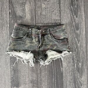 Low rise camo shorts